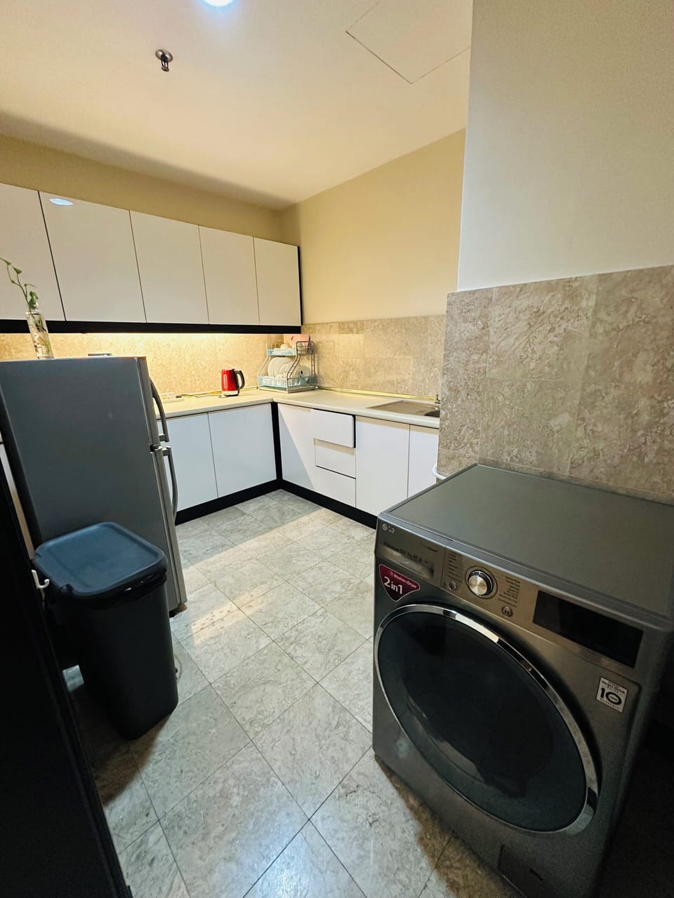 Superior Double Room, City View | Private kitchen | Cookware/dishes/utensils