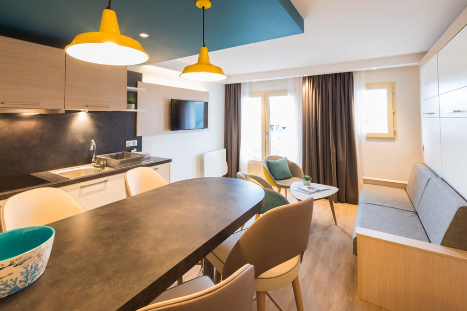 Studio, Kitchenette | Private kitchen | Full-size fridge, microwave, stovetop, coffee/tea maker