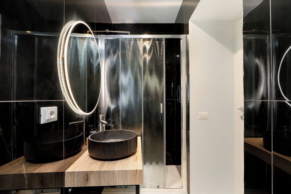Design Apartment, 2 Bedrooms | Bathroom | Shower, free toiletries, hair dryer, bidet
