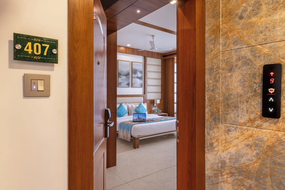 Deluxe Room | Minibar, in-room safe, desk, bed sheets
