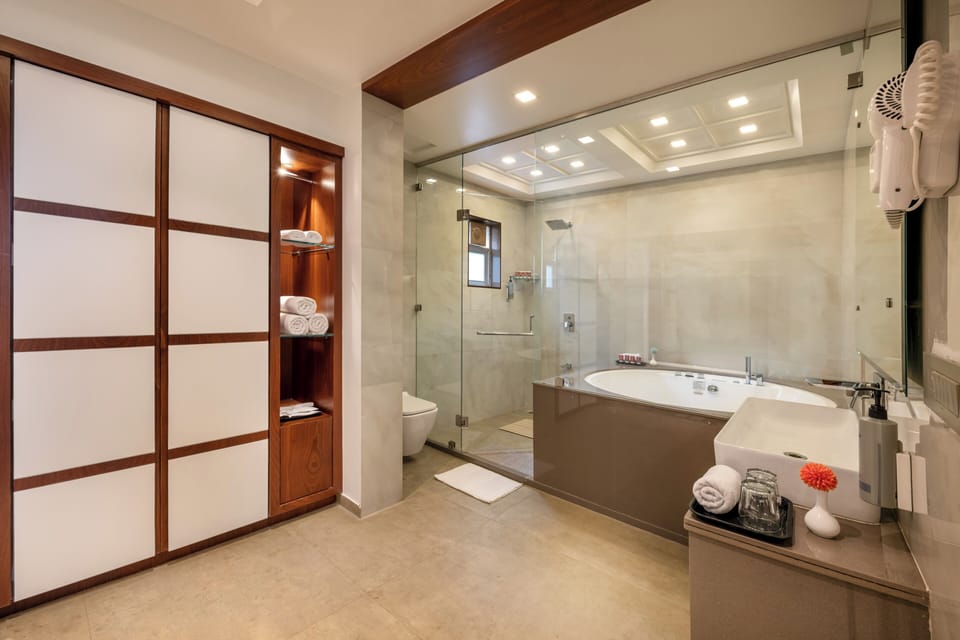 Studio Suite | Bathroom | Free toiletries, hair dryer, bathrobes, slippers