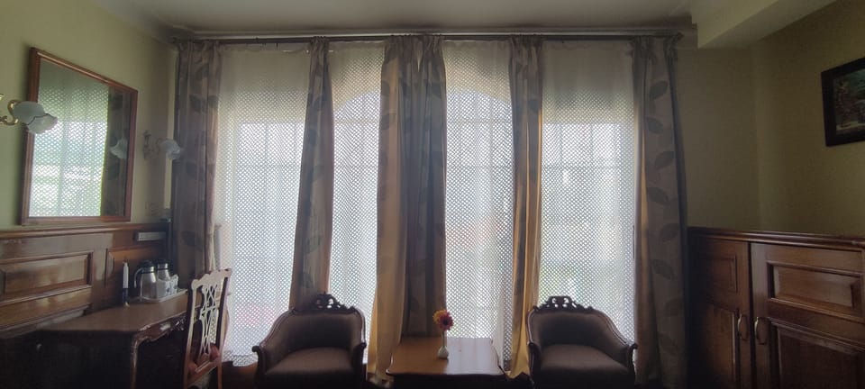 Superior Double Room, 1 King Bed, Smoking, Valley View | Living area | Flat-screen TV