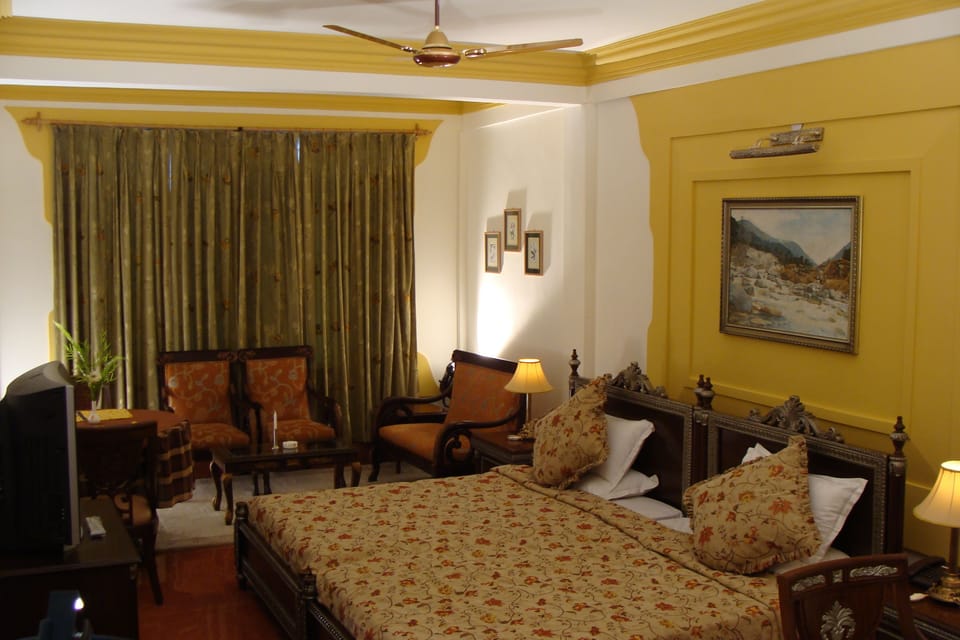 7 bedrooms, premium bedding, memory foam beds, desk