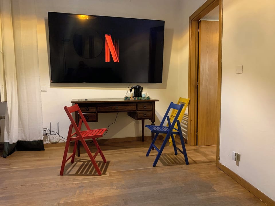 Comfort Suite | Living area | TV