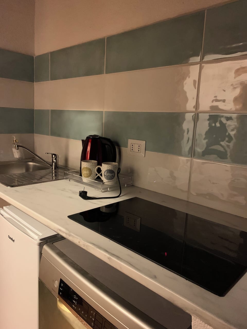 Basic Studio Suite | Private kitchen | Cookware/dishes/utensils
