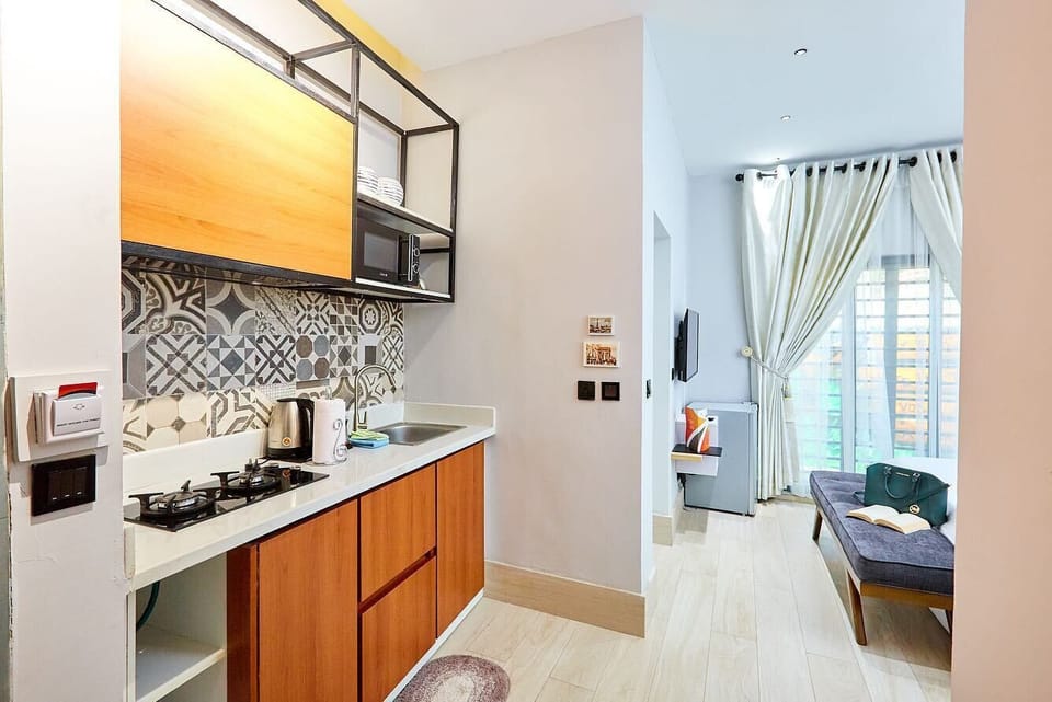 Family Apartment, Balcony, City View | Private kitchen | Fridge, microwave, oven, stovetop