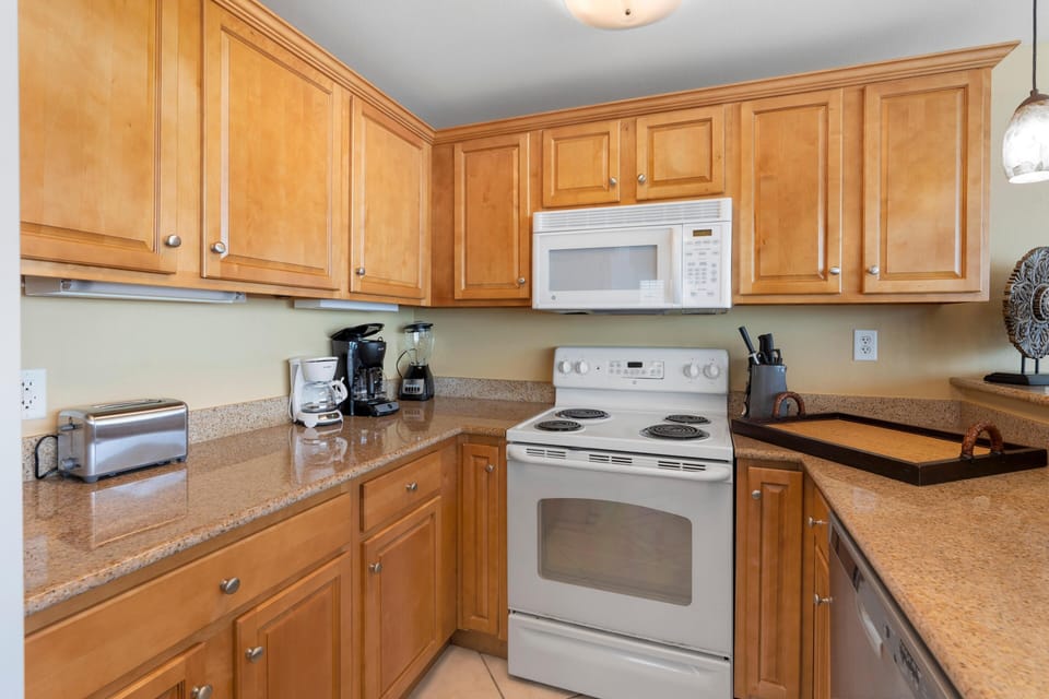 Condo, Multiple Beds (Sanibel 1201) | Private kitchen | Oven