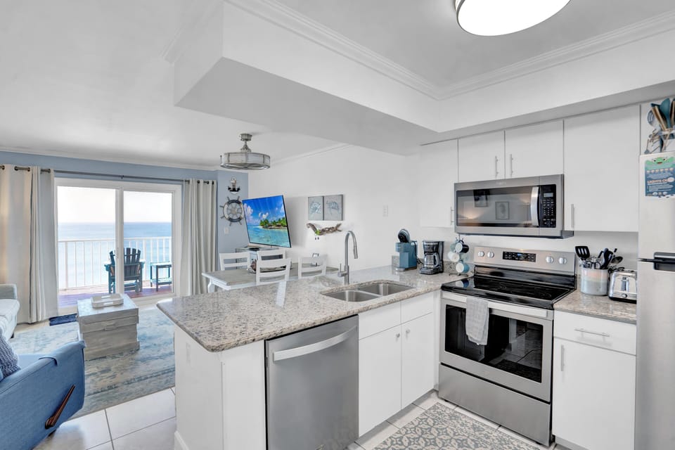 Condo, 1 Queen Bed with Sofa bed (Seacrest 904) | Private kitchen | Oven, toaster