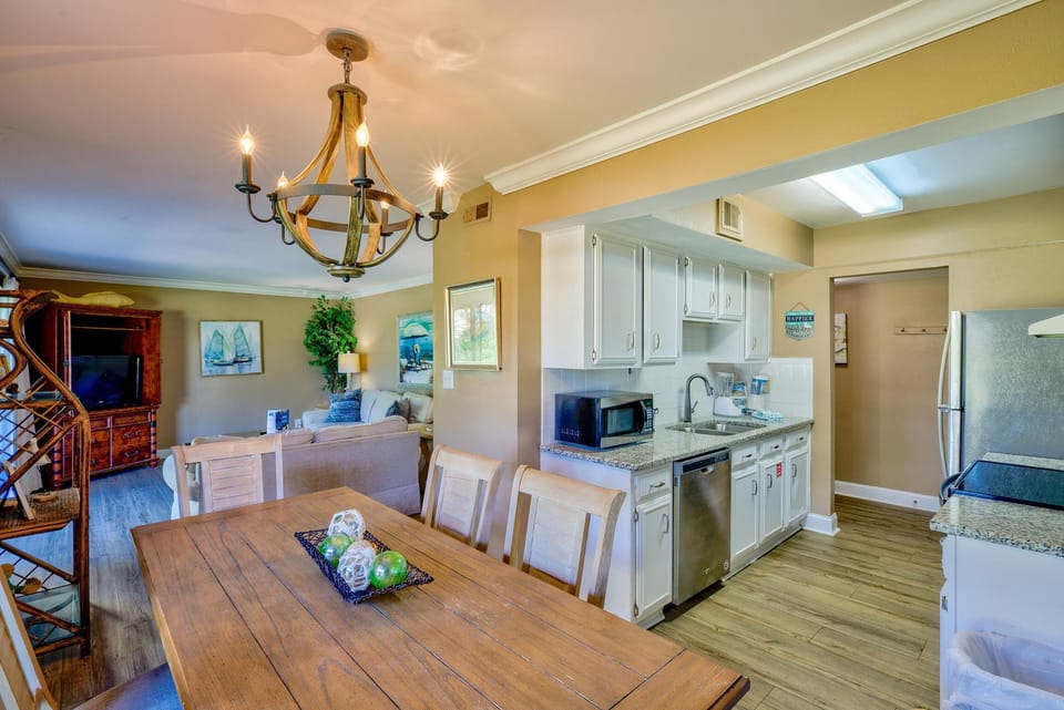 Condo, 1 King Bed with Sofa bed (Seascape 22A- Hello Sunshine) | Dining