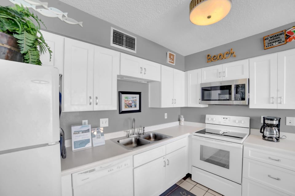 Condo, 1 Queen Bed with Sofa bed (Seaside Beach & Racquet 3305) | Private kitchen | Oven