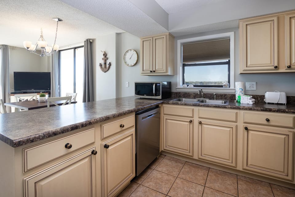 Condo, Multiple Beds (Seaside Beach & Racquet 3401) | Private kitchen | Oven
