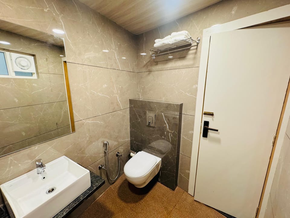 Deluxe Double Room | Bathroom | Free toiletries, towels, soap, shampoo
