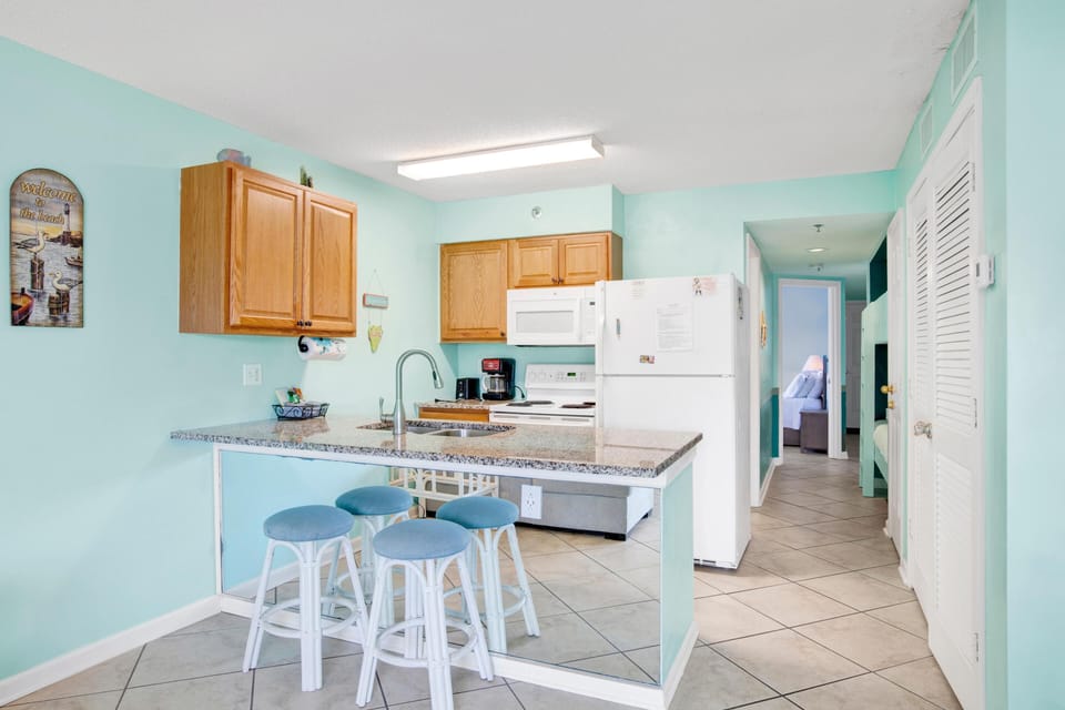 Condo, 1 Queen Bed with Sofa bed (Tradewinds 708) | Private kitchen | Oven, toaster