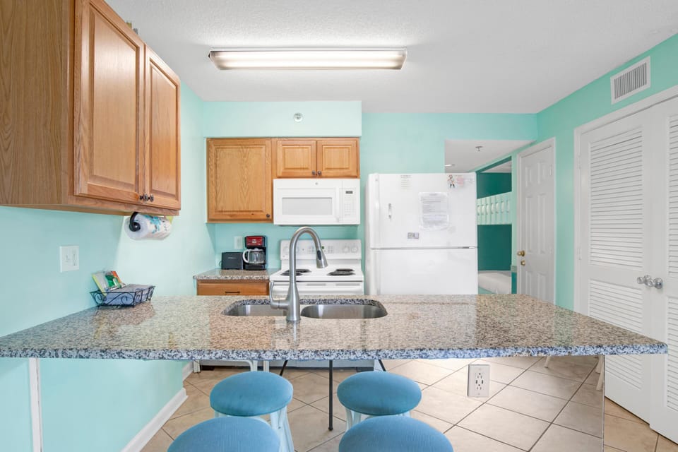 Condo, 1 Queen Bed with Sofa bed (Tradewinds 708) | Private kitchen | Oven, toaster