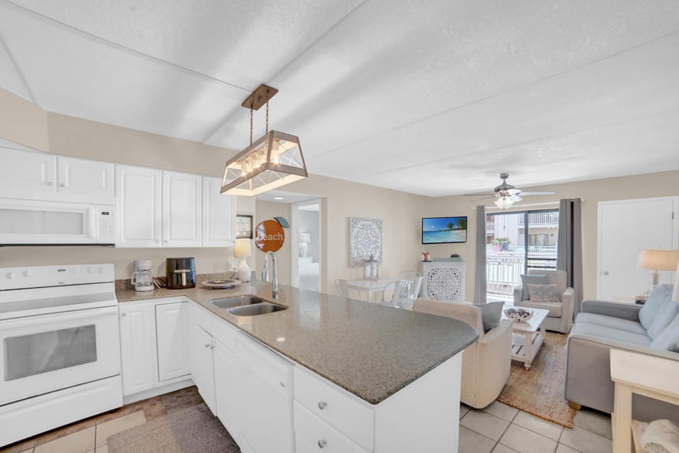 Condo, Multiple Beds (Sugar Beach 128) | Private kitchen | Oven