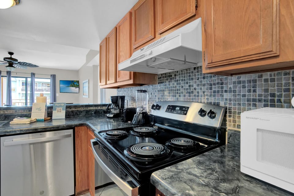 Condo, Multiple Beds (Sugar Beach 233) | Private kitchen | Oven