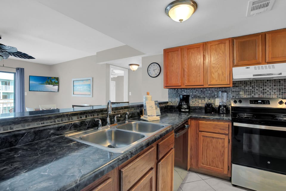 Condo, Multiple Beds (Sugar Beach 233) | Private kitchen | Oven