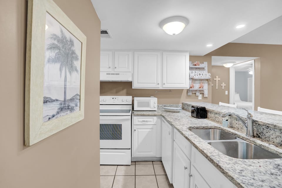 Condo, Multiple Beds (Sugar Beach 257) | Private kitchen | Oven