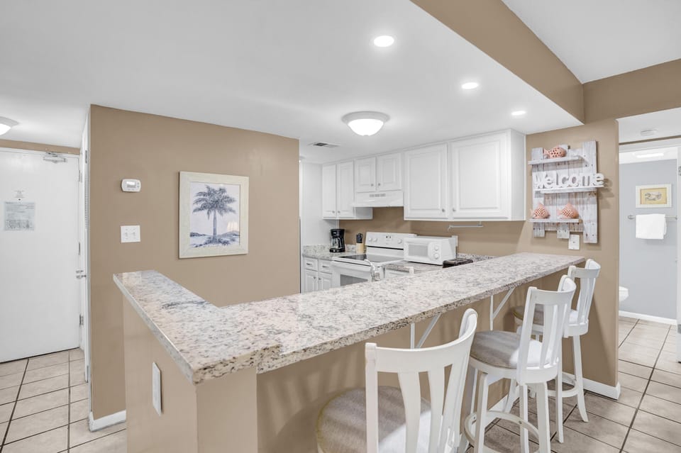 Condo, Multiple Beds (Sugar Beach 257) | Private kitchen | Oven