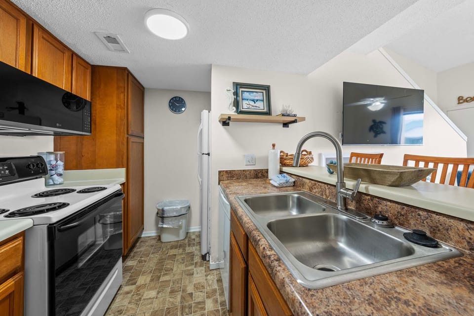 Condo, Multiple Beds (Sugar Beach 323) | Private kitchen | Oven