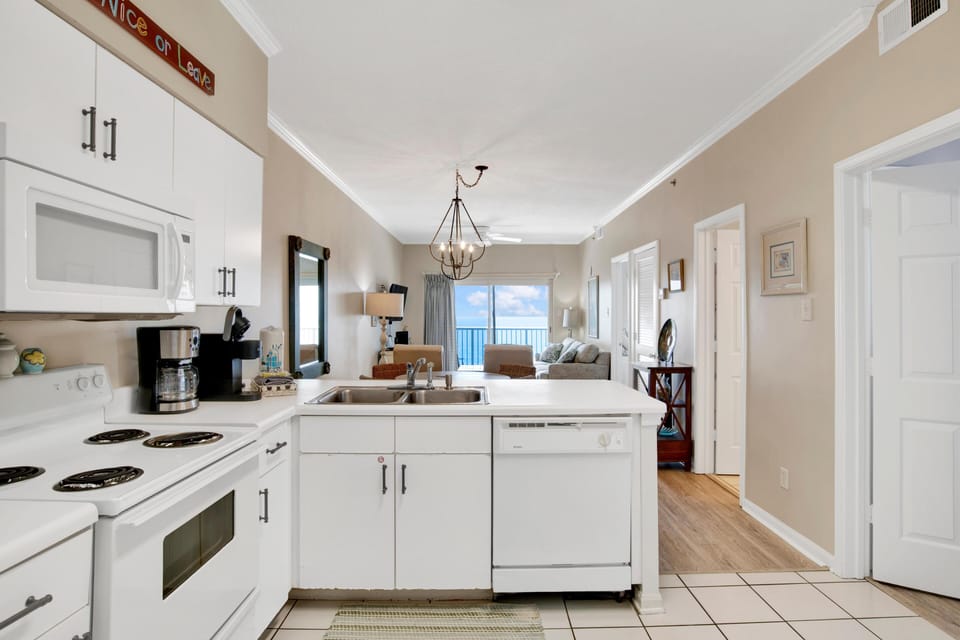 Condo, 1 King Bed with Sofa bed (Tradewinds 1305) | Private kitchen | Oven