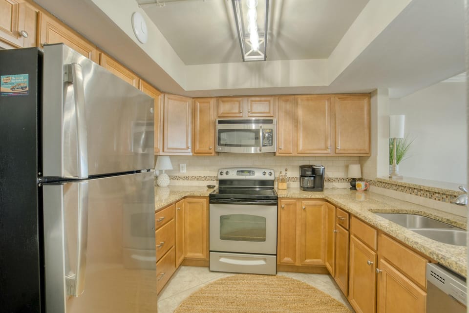 Condo, Multiple Beds (The Breakers 44) | Private kitchen | Oven