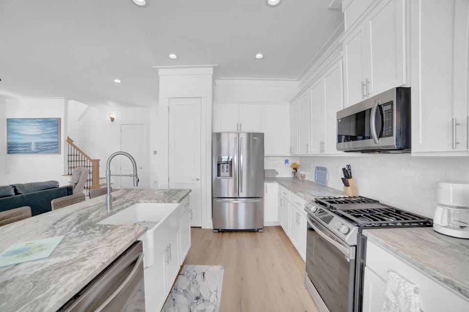 House, Multiple Beds (Summer Salt 2774) | Private kitchen | Oven