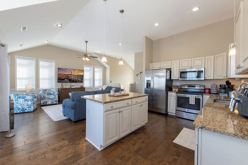 Standard Stainless Steel Appliances w/ A Fully Stocked Kitchen