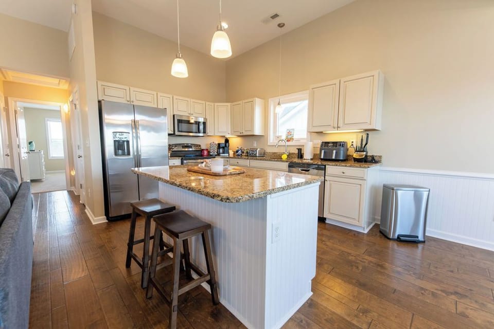 Fully Equipped Kitchen w/ Coffee Bar