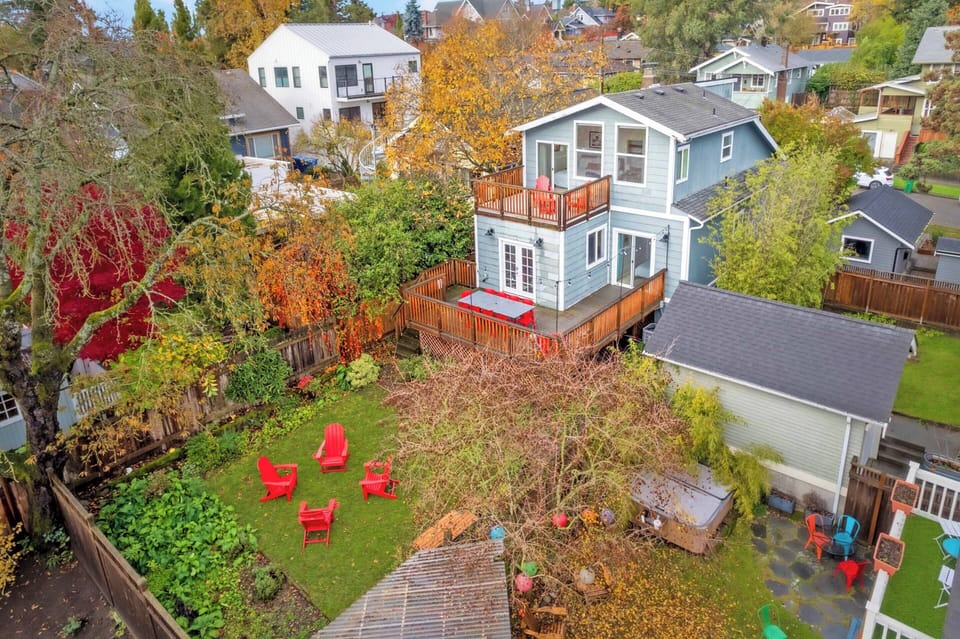 Charming backyard retreat in the heart of the neighboorhood!