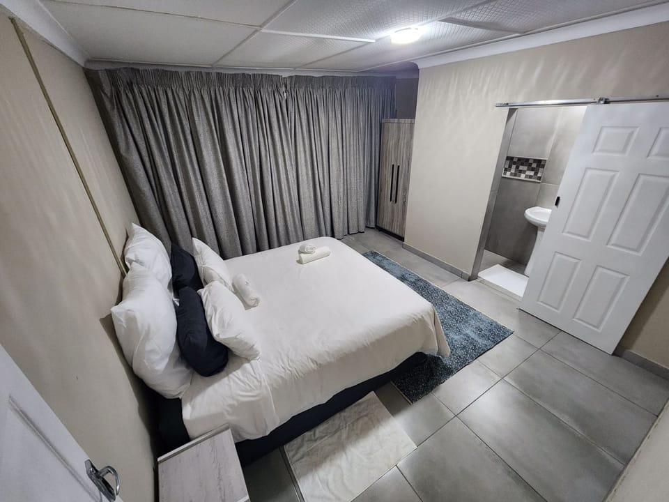 Deluxe Room, Balcony | Iron/ironing board, free WiFi