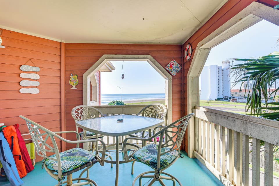 Exterior | Single-Story Condo | 3rd-Floor Unit