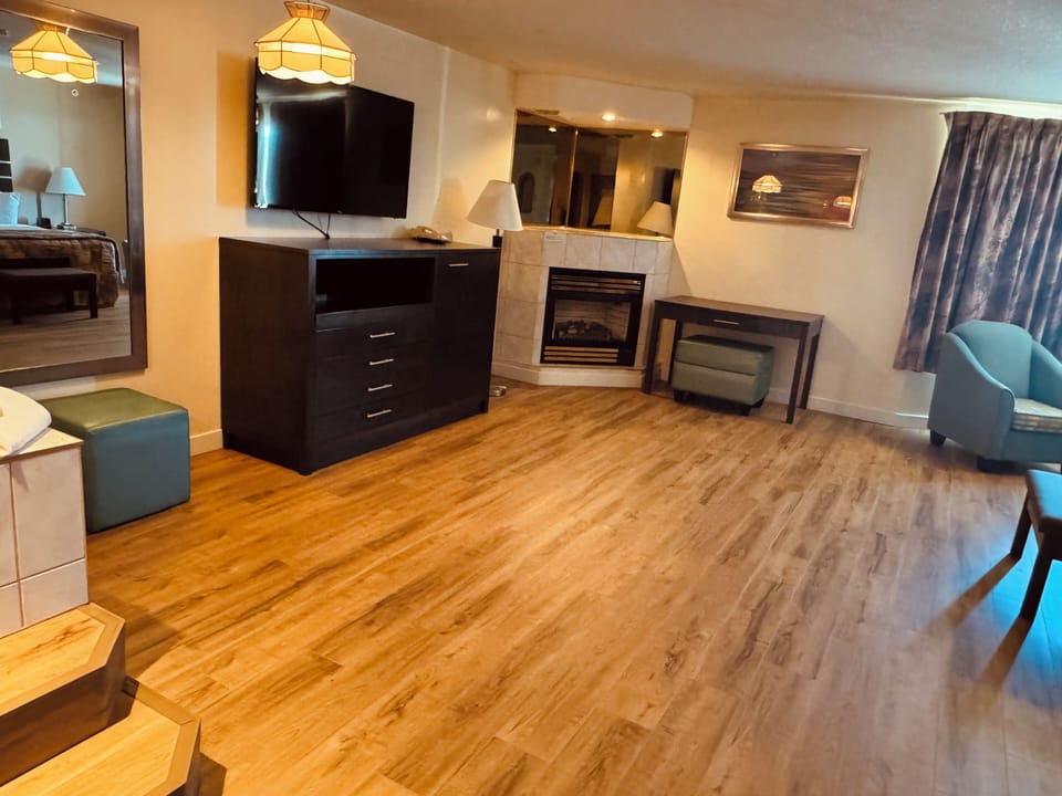 Romantic Suite, 1 King Bed | Free WiFi, bed sheets