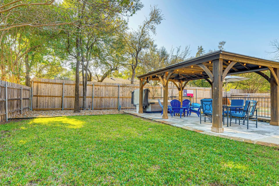 Covered Patio | Gas Grill | Outdoor Dining Set | Hot Tub