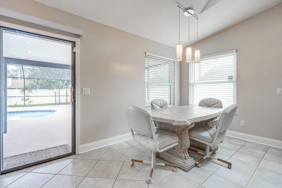 Casual Dining Area | Dishware/Flatware