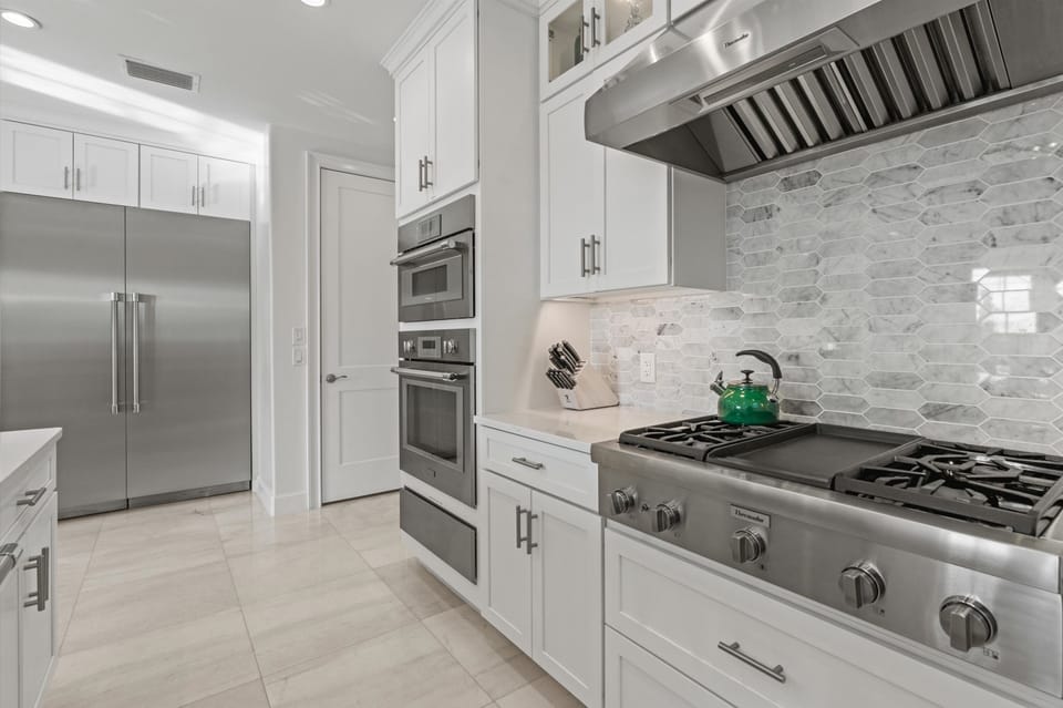 Chef's kitchen! Thermador appliances with warming drawer and frig + freezer
