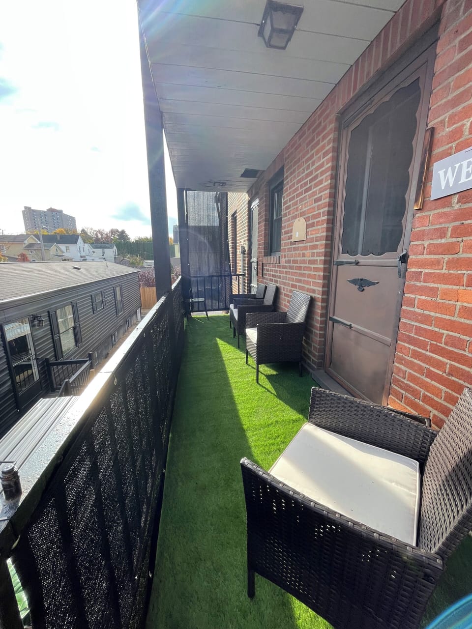 Balcony area to smoke.