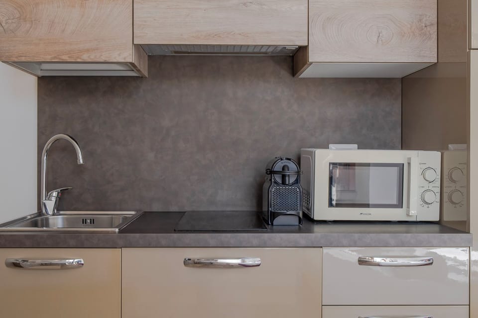 Classic Room, River View | Private kitchen | Electric kettle