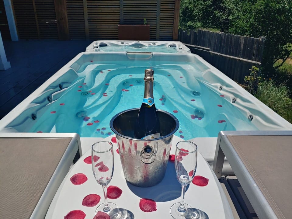 Outdoor spa tub