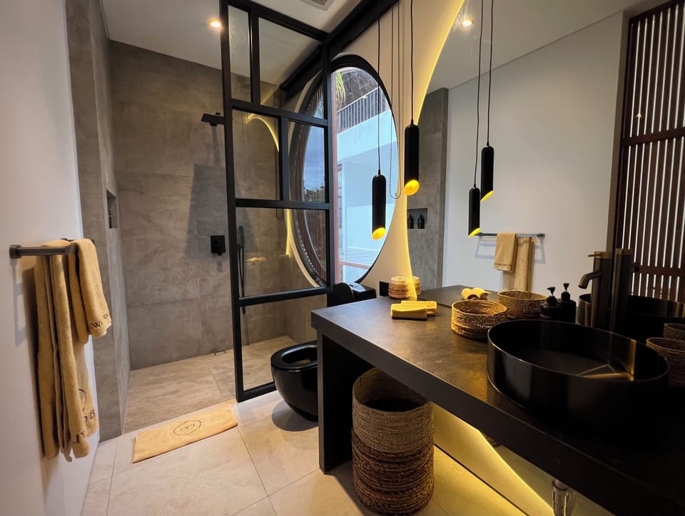 Deluxe Studio, Pool View | Bathroom | Shower, eco-friendly toiletries, hair dryer, towels