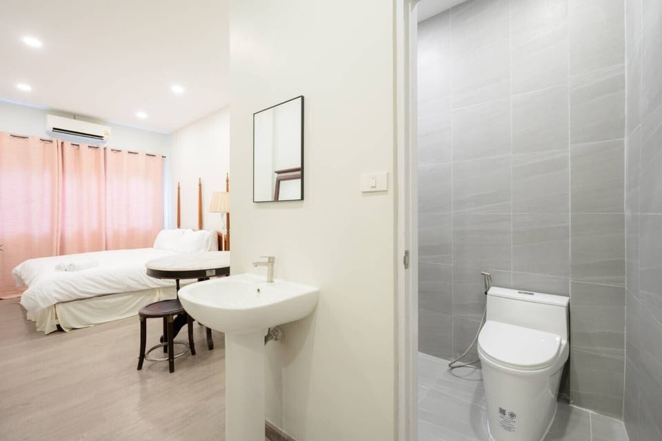Deluxe Studio | Free WiFi, bed sheets