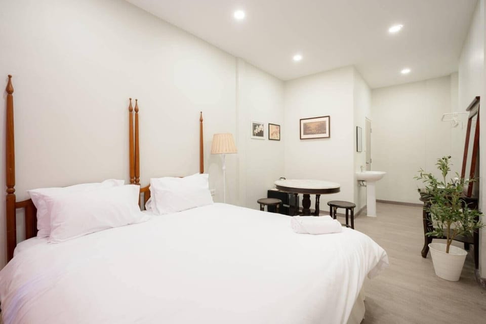 Deluxe Studio | Free WiFi, bed sheets
