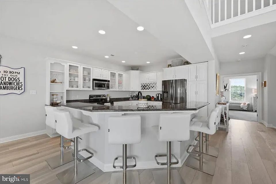 Kitchen Bar with 6 Stools