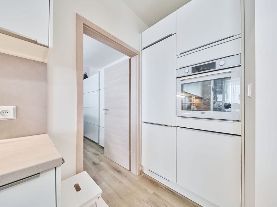 Flooring, Wood, Interior Design, Floor, Cabinetry, Ceiling, Kitchen Appliance, Wood Flooring, Countertop, Kitchen