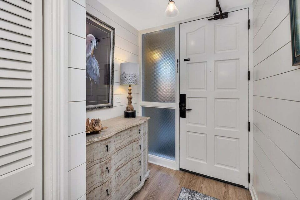 King & Prince 176 spacious entryway
