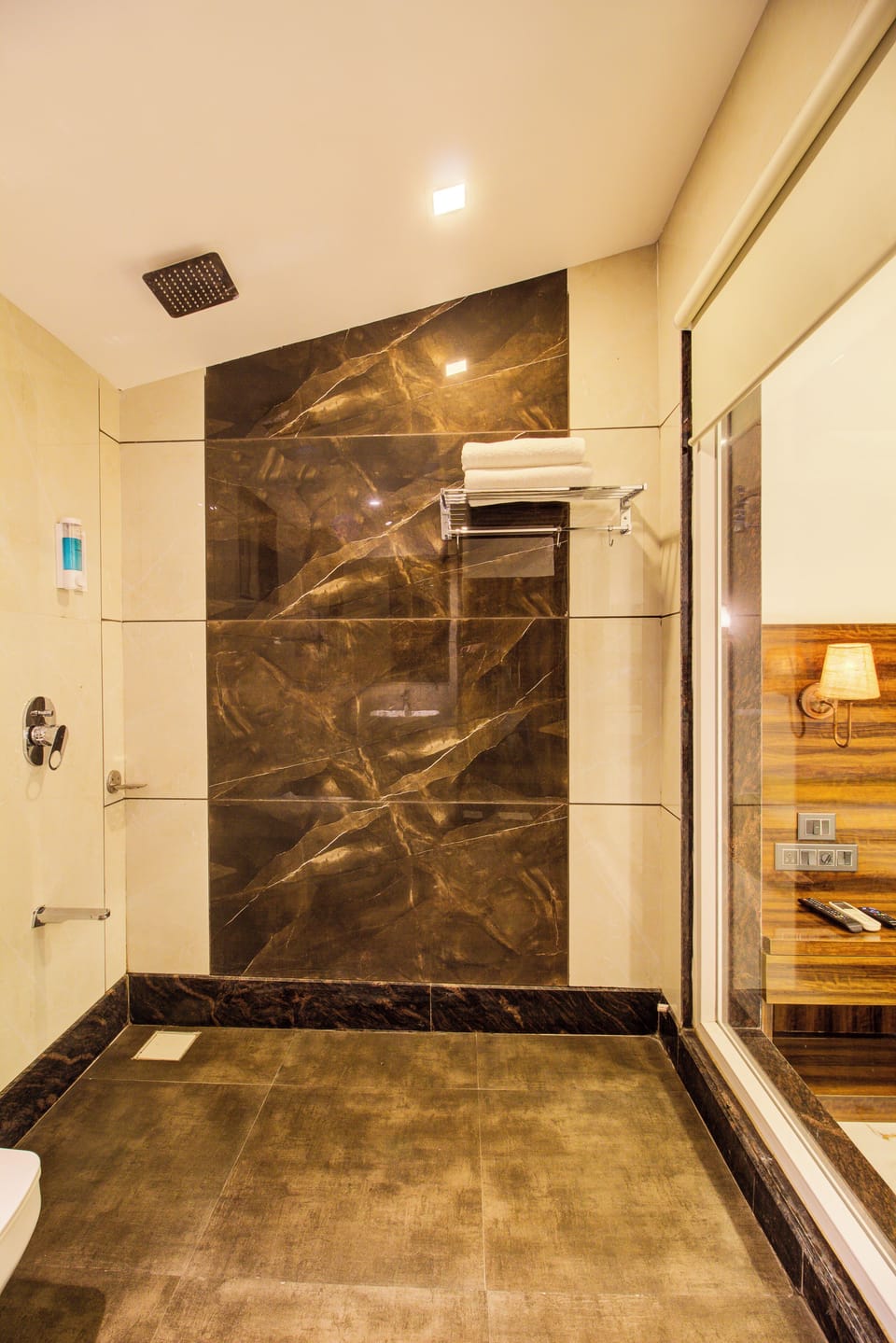 Luxury Double Room, Valley View | Bathroom | Shower, free toiletries, hair dryer, towels