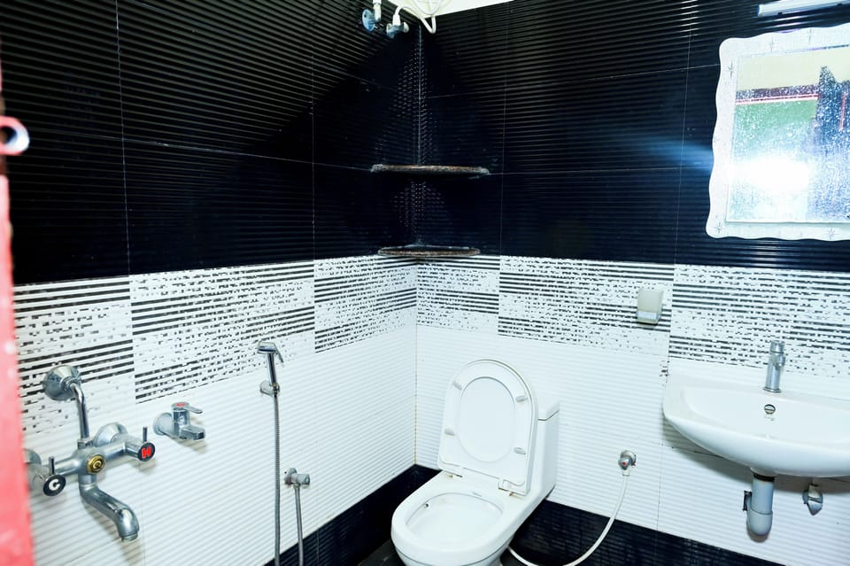 Classic Double Room | Bathroom | Shower, bathrobes, slippers, towels