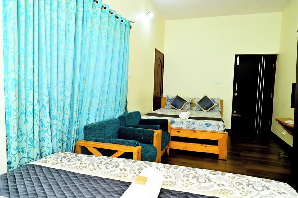 Comfort Quadruple Room | Desk, soundproofing