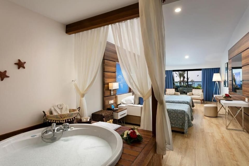 Jacuzzi Suite | Minibar, in-room safe, blackout drapes, soundproofing