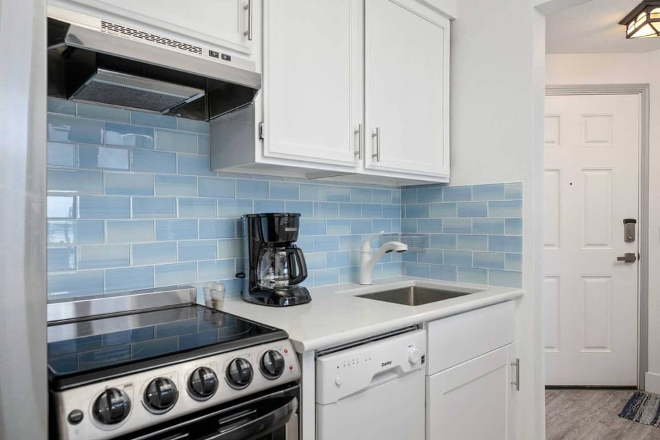 Coffee lovers are in luck as this rental provides coffee. There are also cute cafes a short walk away.